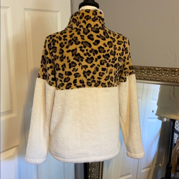 NEW C&D&M fleece leopard pull over❤️ - Picture 4 of 8